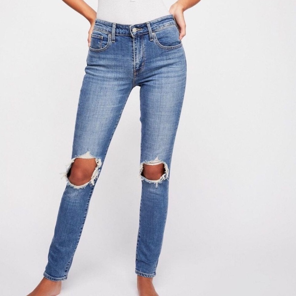 Levi’s 721 High Rise Skinny Distressed Knees